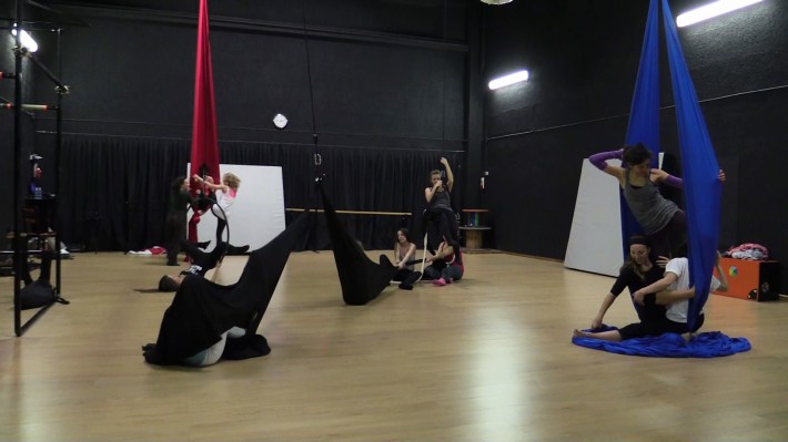 stage teatro circo puzzle, la fucina del circo, martina nova, discipline aeree, tessuto, trapezio.