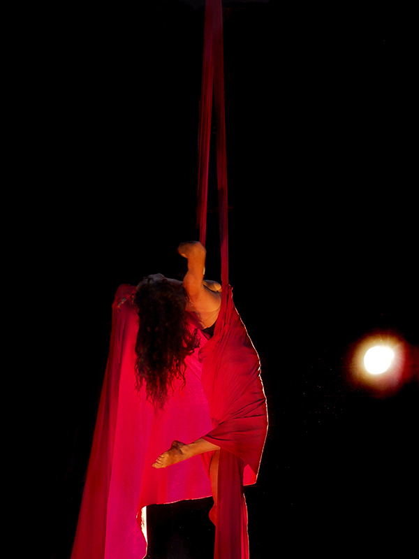 tessuto aereo-mARTINA NOVA - SPETTACOLO AEREO E STAGE