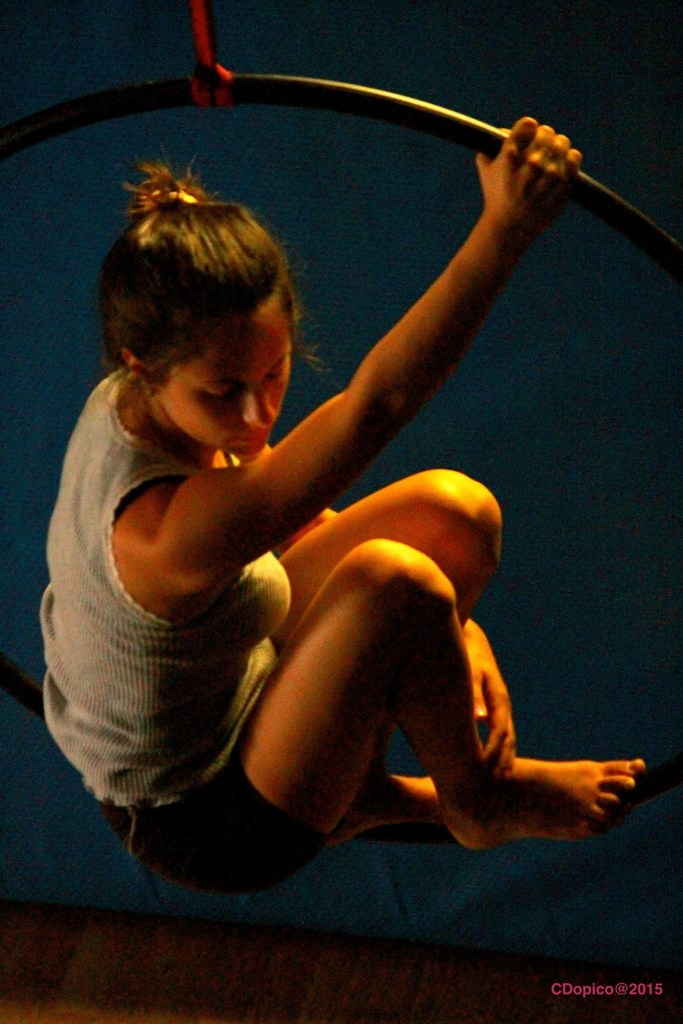 acrobatica-aerea-ragazzi-junior-15-anni-discipline-aeree-tessuto-aereo-trapezio-cerchio-la-fucina-del-circo-torino-corsi