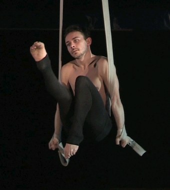 corso di cinghie, acrobatica, torino, la fucina del circo, edoardo ramojno, aerea, via bologna,lanificio di torino, scuola, arti aeree, performance.jpeg